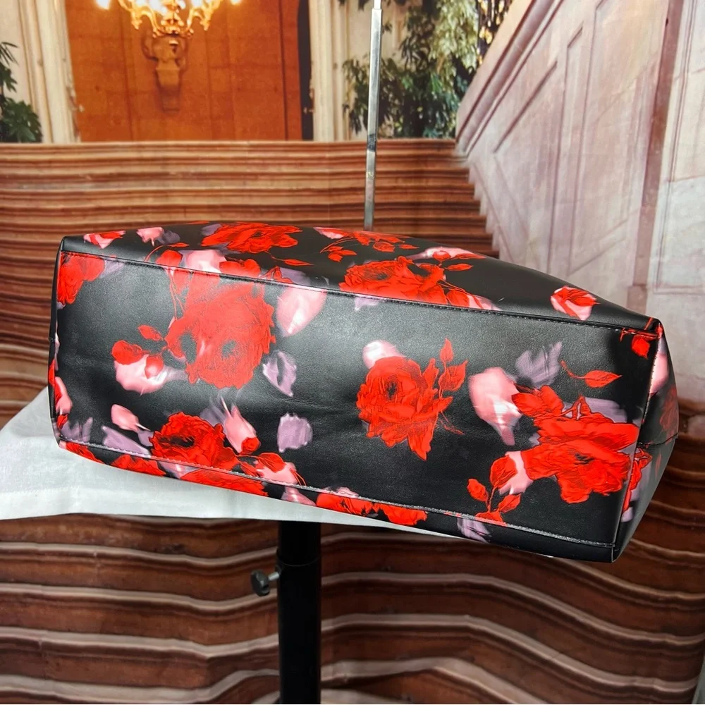 VICTORIAS SECRET ROSE TOILE FLORAL LIMITED EDITION TOTE 🌹🌹❤️❤️ - Picture 9 of 12